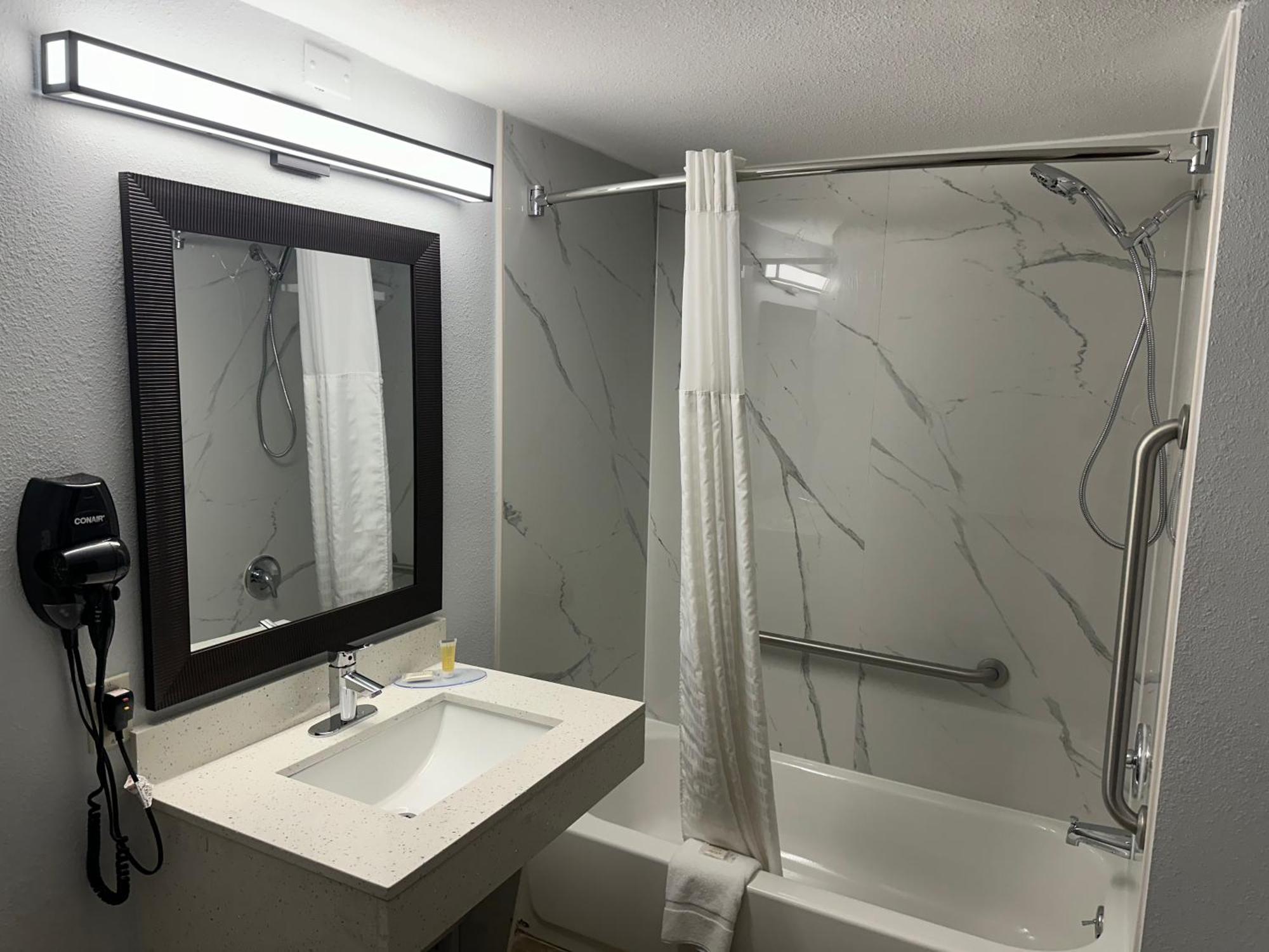 Super 8 By Wyndham Alexandria La Hotel Ngoại thất bức ảnh