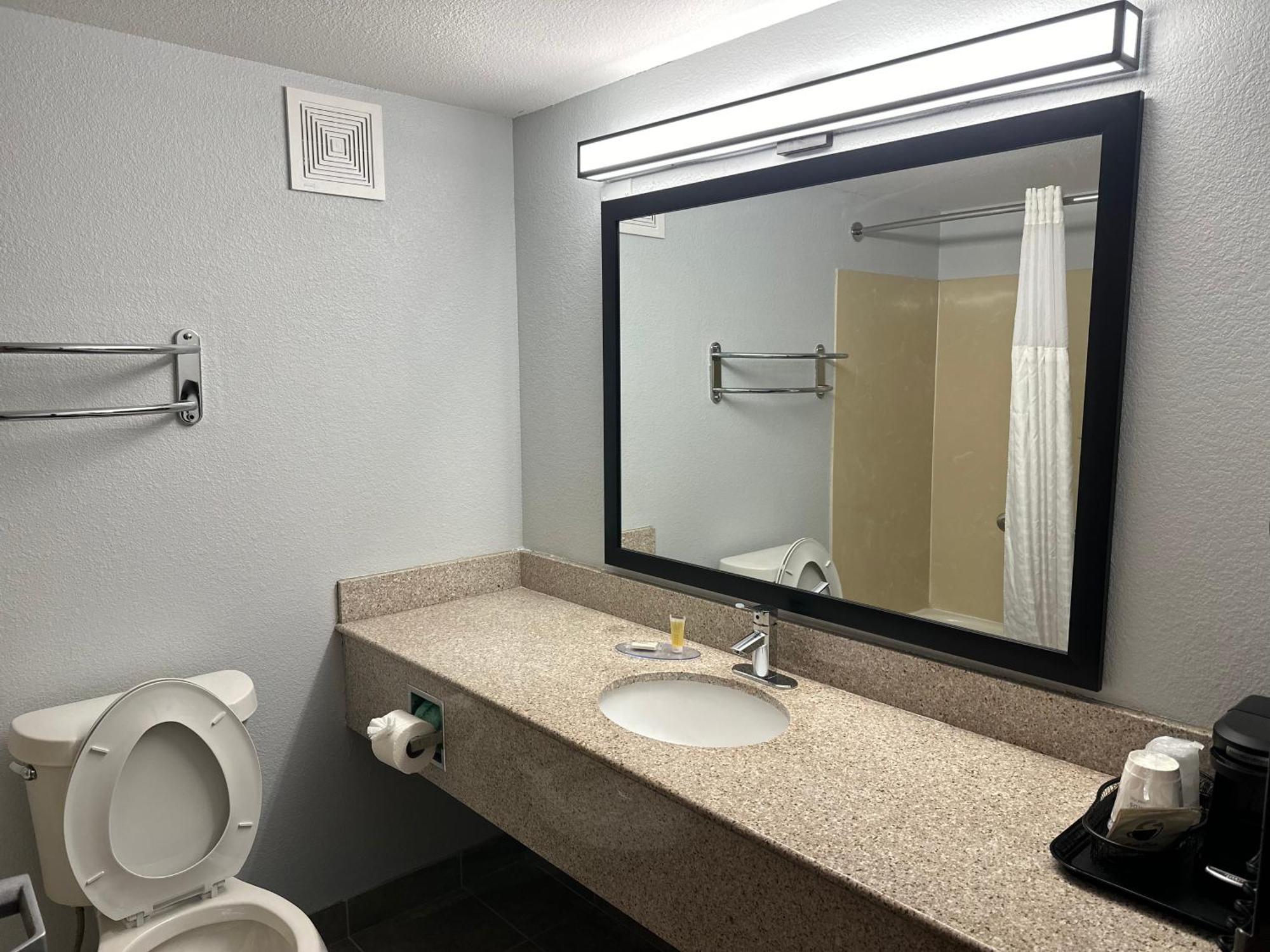 Super 8 By Wyndham Alexandria La Hotel Ngoại thất bức ảnh