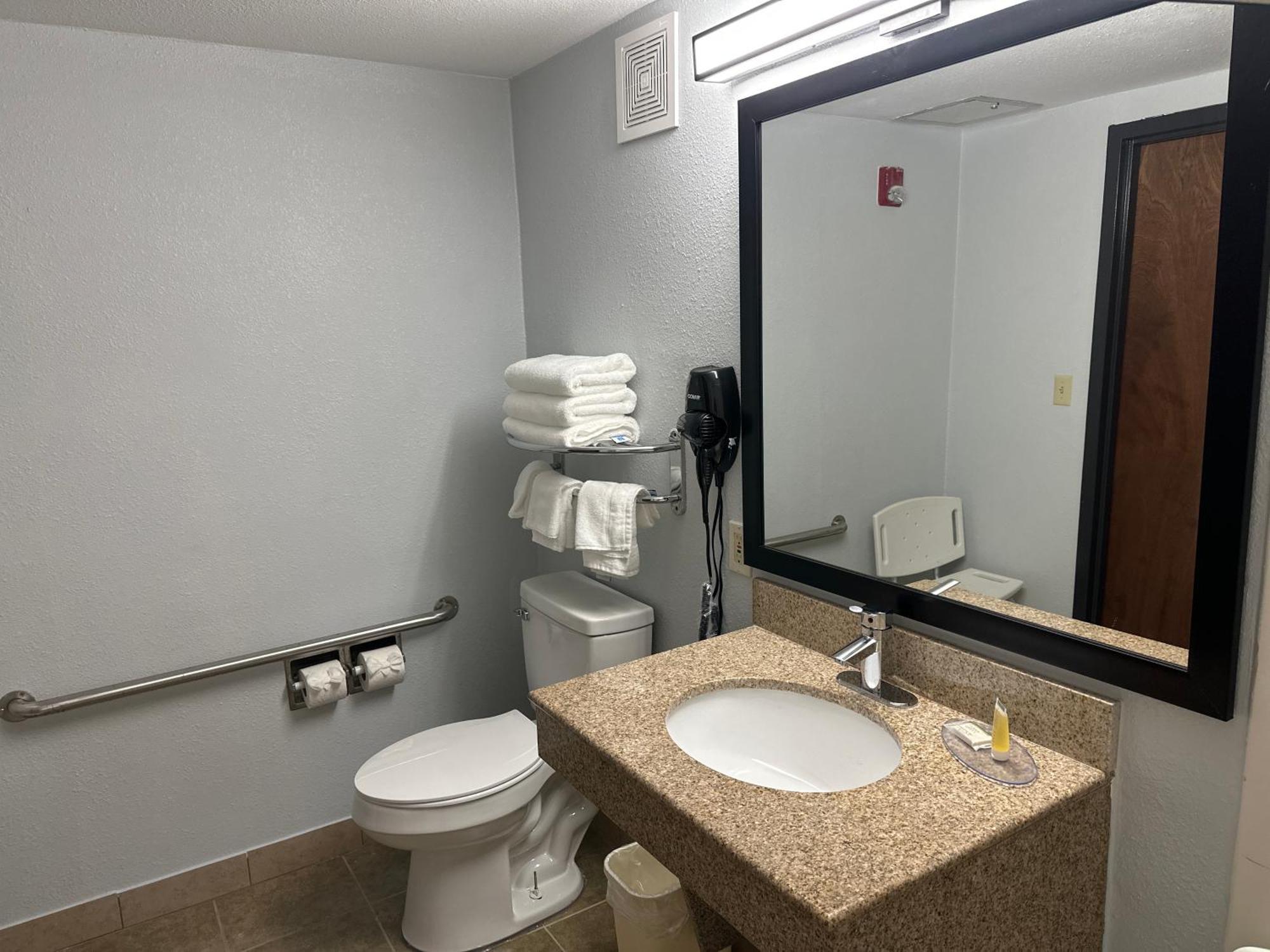 Super 8 By Wyndham Alexandria La Hotel Ngoại thất bức ảnh