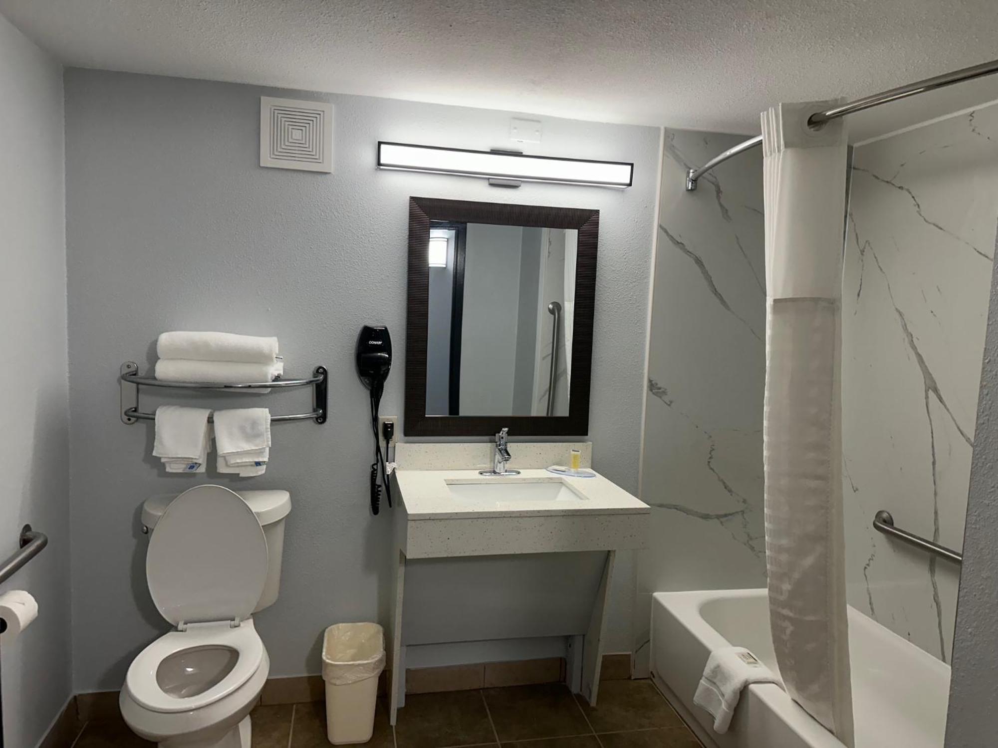 Super 8 By Wyndham Alexandria La Hotel Ngoại thất bức ảnh