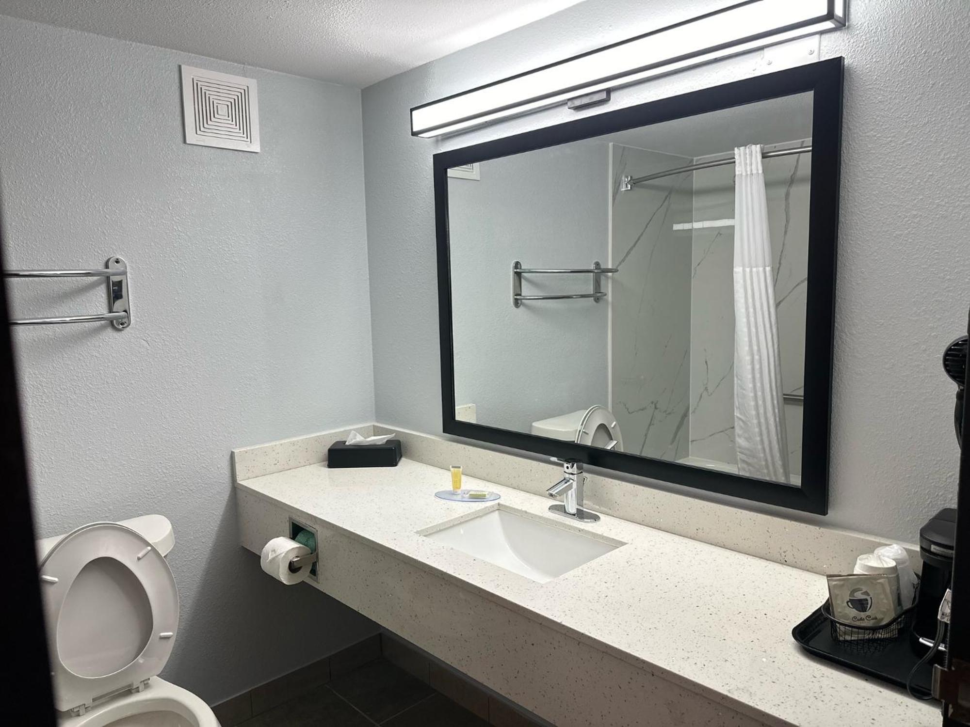 Super 8 By Wyndham Alexandria La Hotel Ngoại thất bức ảnh
