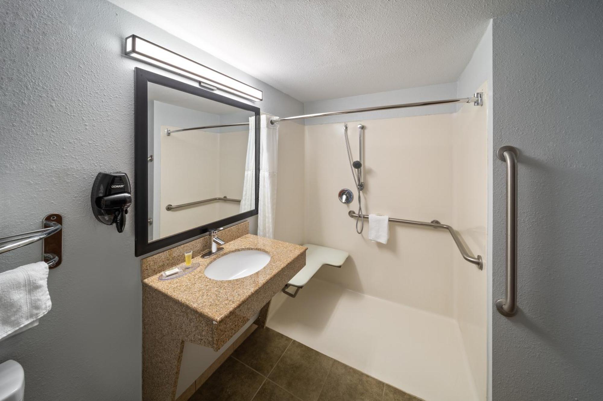 Super 8 By Wyndham Alexandria La Hotel Ngoại thất bức ảnh